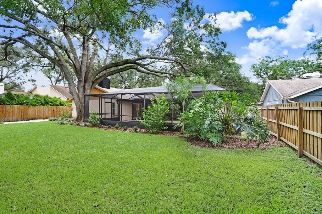 合同活跃: $650,000 (4 贝兹, 3 浴室, 2327 平方英尺)