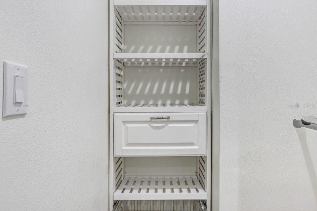 合同活跃: $650,000 (4 贝兹, 3 浴室, 2327 平方英尺)