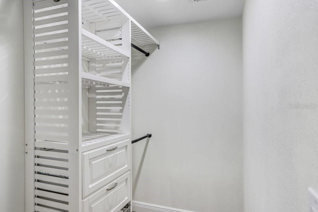 合同活跃: $650,000 (4 贝兹, 3 浴室, 2327 平方英尺)