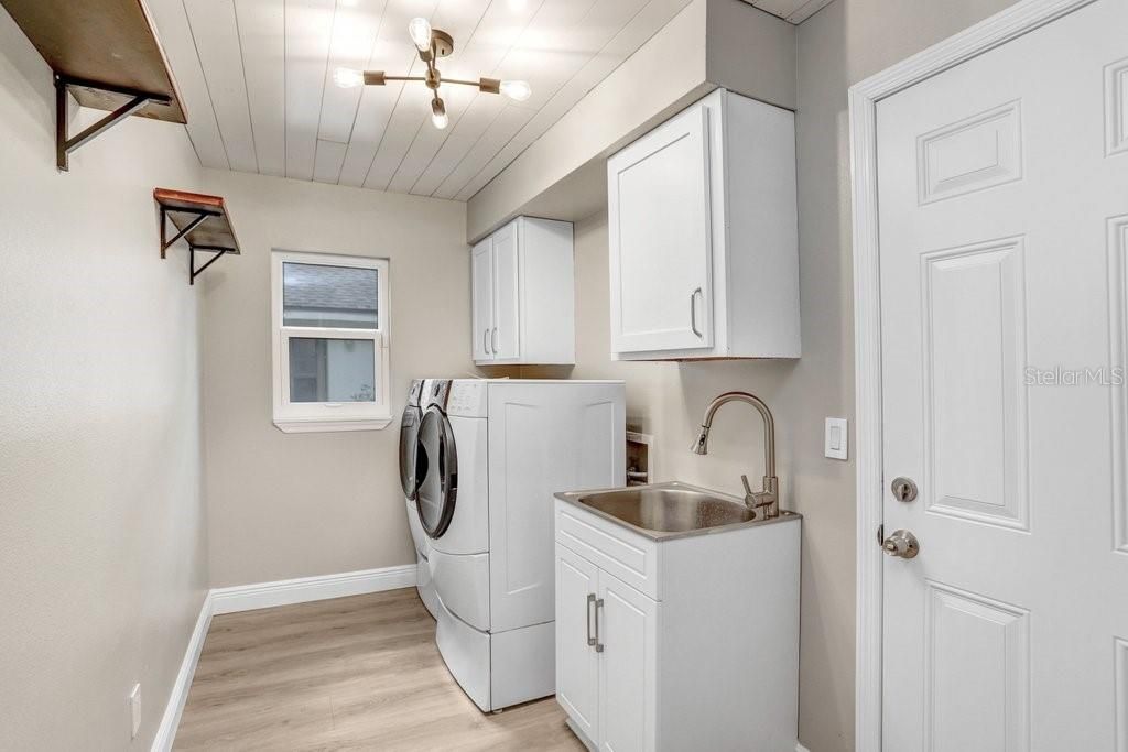 合同活跃: $650,000 (4 贝兹, 3 浴室, 2327 平方英尺)