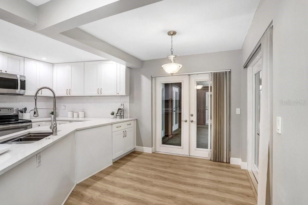 合同活跃: $650,000 (4 贝兹, 3 浴室, 2327 平方英尺)