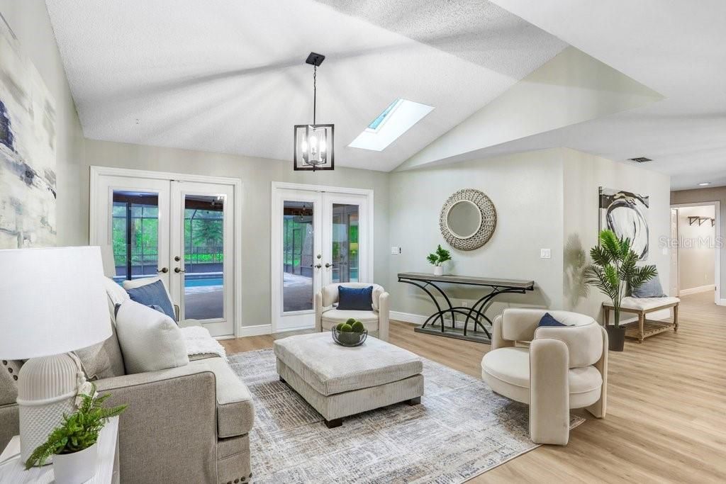 合同活跃: $650,000 (4 贝兹, 3 浴室, 2327 平方英尺)