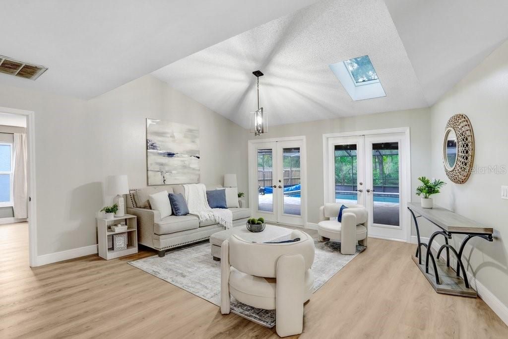 合同活跃: $650,000 (4 贝兹, 3 浴室, 2327 平方英尺)