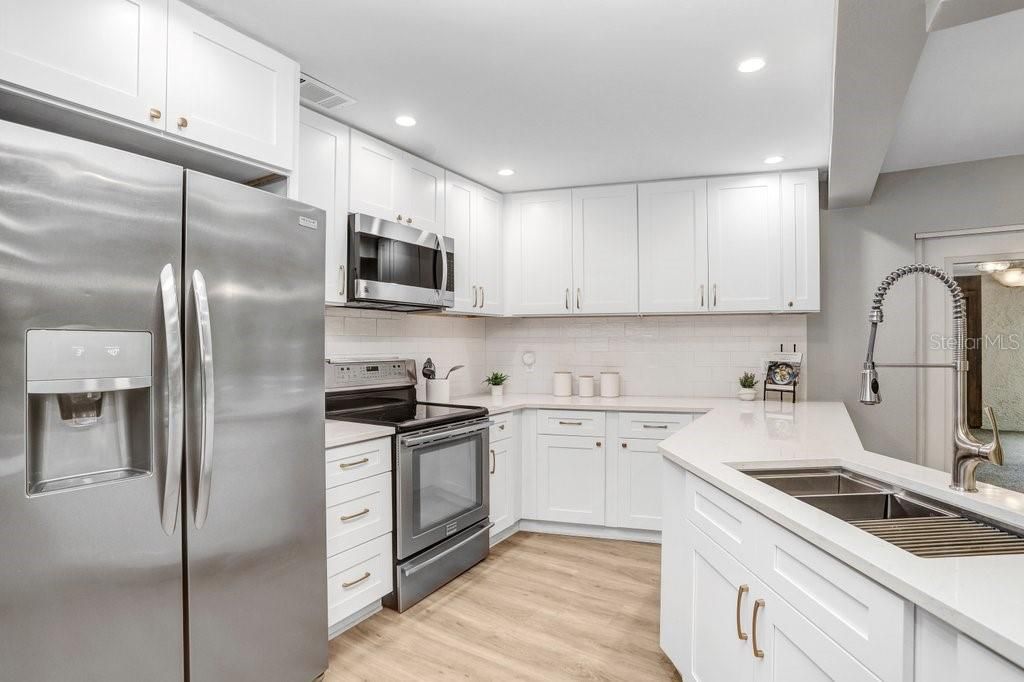 合同活跃: $650,000 (4 贝兹, 3 浴室, 2327 平方英尺)