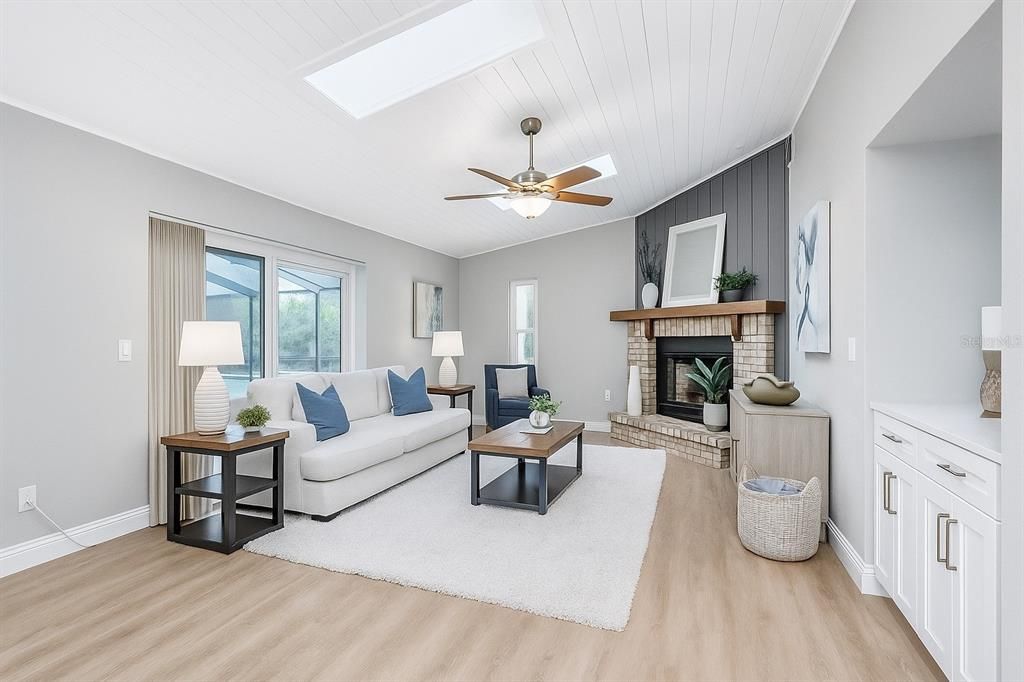 合同活跃: $650,000 (4 贝兹, 3 浴室, 2327 平方英尺)