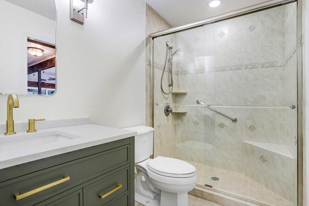 合同活跃: $650,000 (4 贝兹, 3 浴室, 2327 平方英尺)