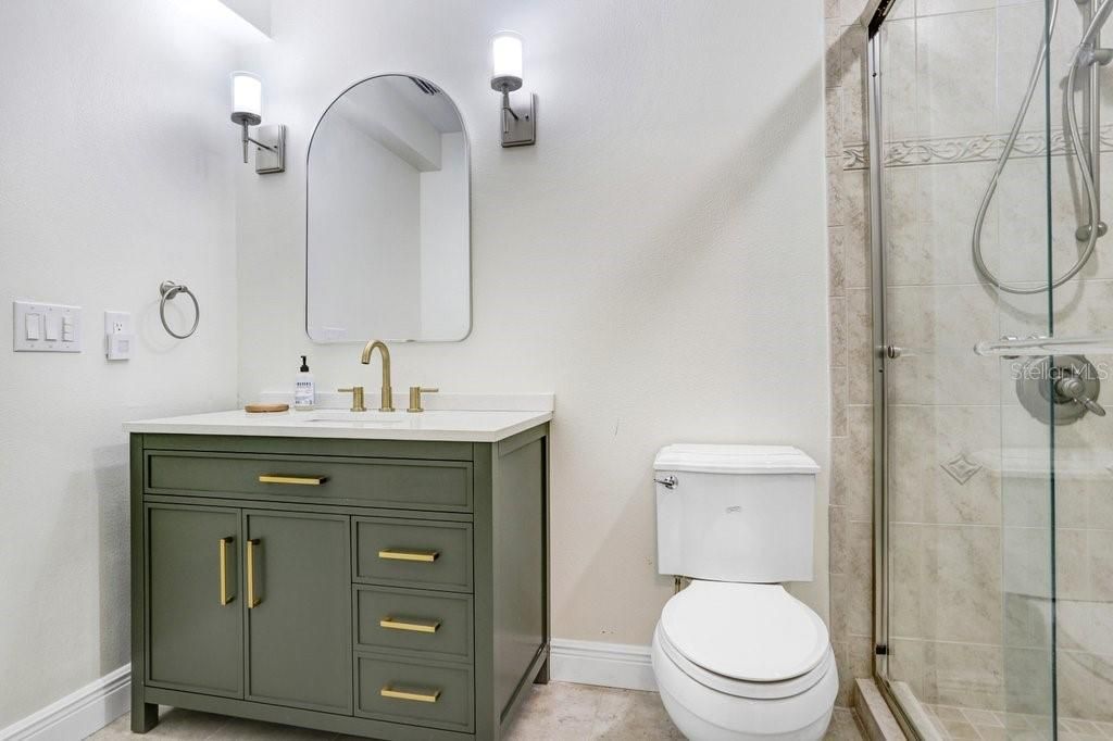 合同活跃: $650,000 (4 贝兹, 3 浴室, 2327 平方英尺)