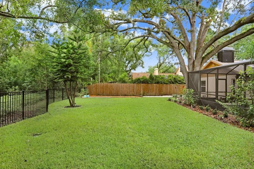 合同活跃: $650,000 (4 贝兹, 3 浴室, 2327 平方英尺)