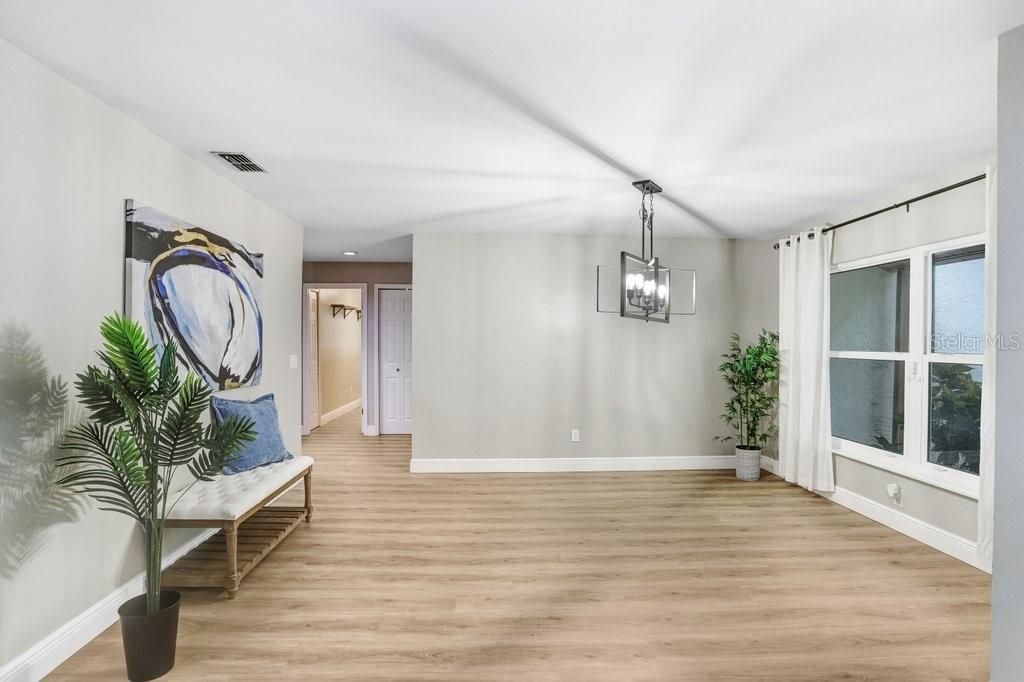 合同活跃: $650,000 (4 贝兹, 3 浴室, 2327 平方英尺)