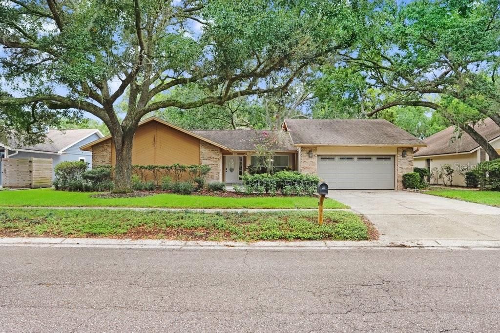 合同活跃: $650,000 (4 贝兹, 3 浴室, 2327 平方英尺)