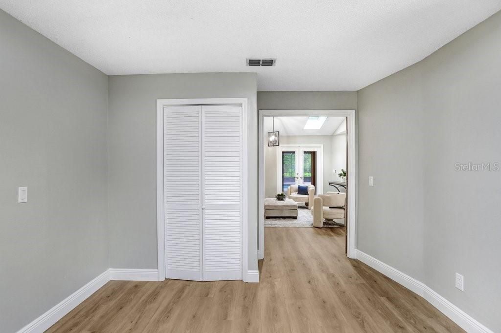 合同活跃: $650,000 (4 贝兹, 3 浴室, 2327 平方英尺)