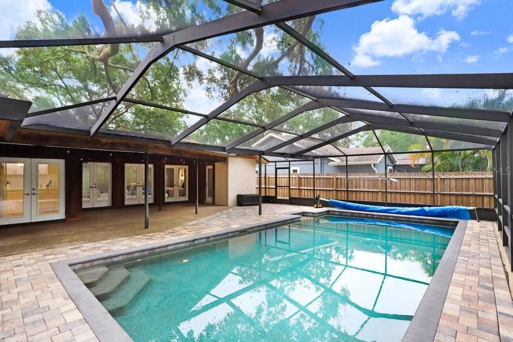 合同活跃: $650,000 (4 贝兹, 3 浴室, 2327 平方英尺)