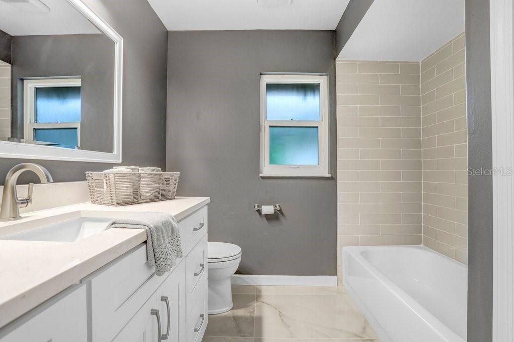 合同活跃: $650,000 (4 贝兹, 3 浴室, 2327 平方英尺)