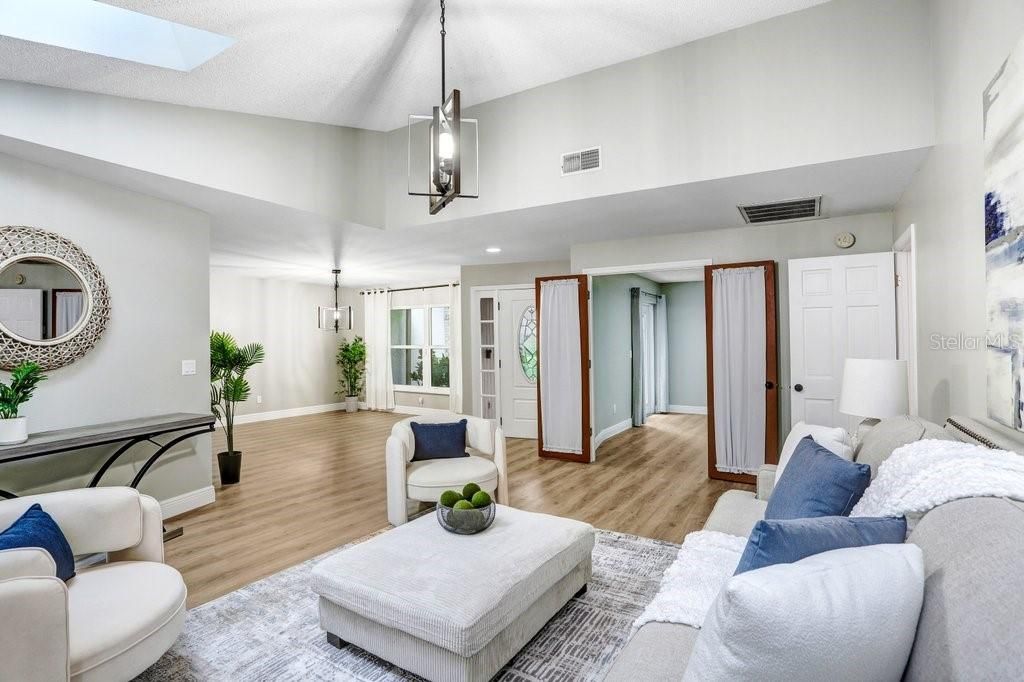 合同活跃: $650,000 (4 贝兹, 3 浴室, 2327 平方英尺)