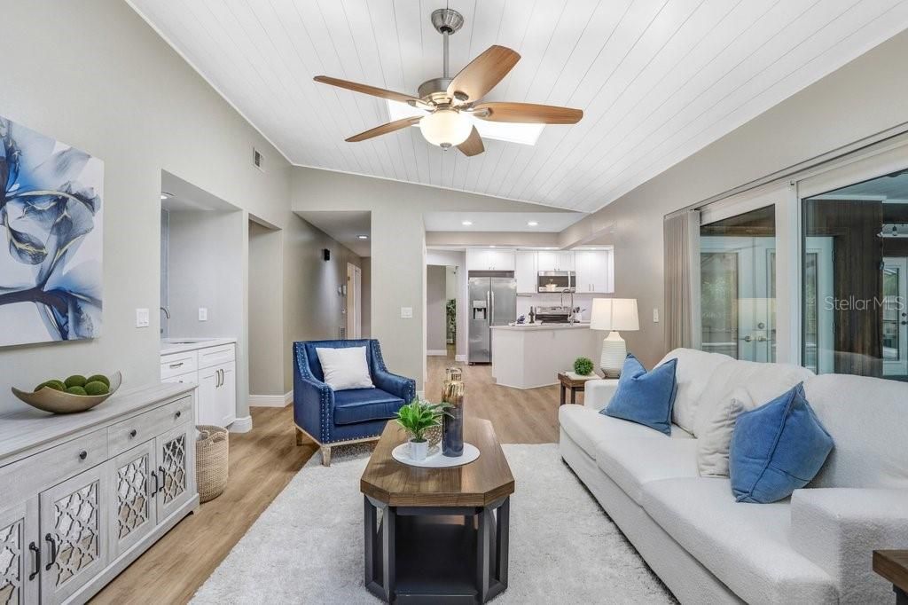 合同活跃: $650,000 (4 贝兹, 3 浴室, 2327 平方英尺)