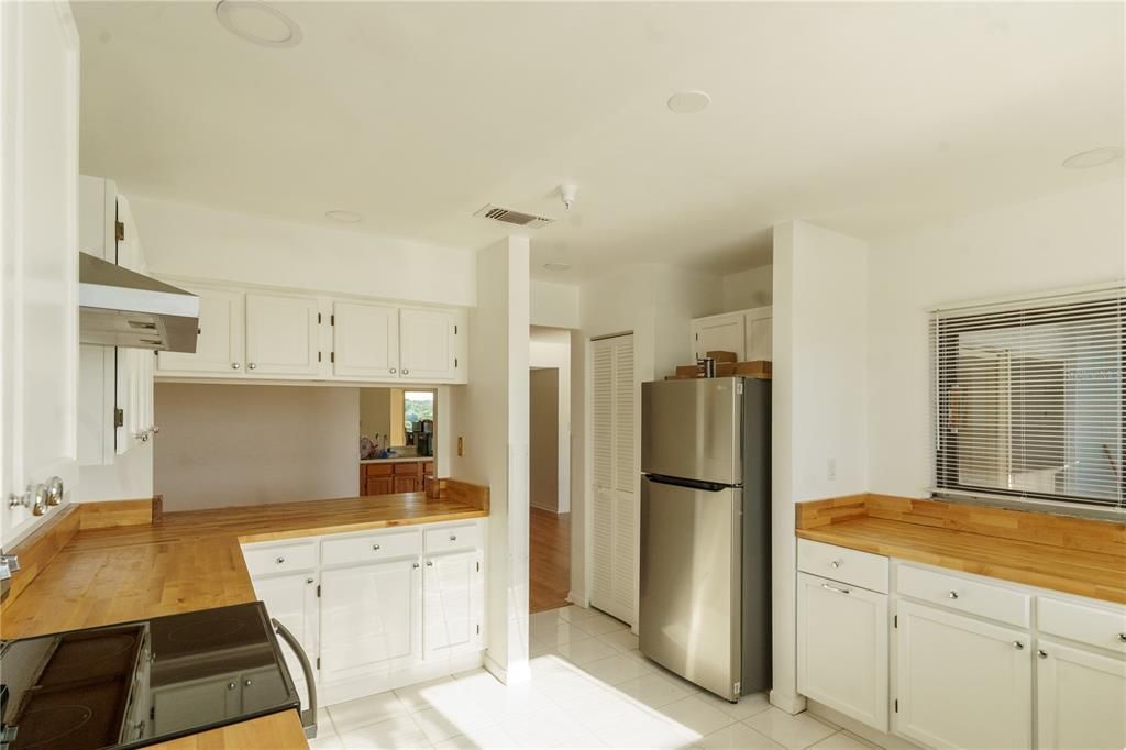 Active With Contract: $2,595 (3 beds, 2 baths, 1547 Square Feet)