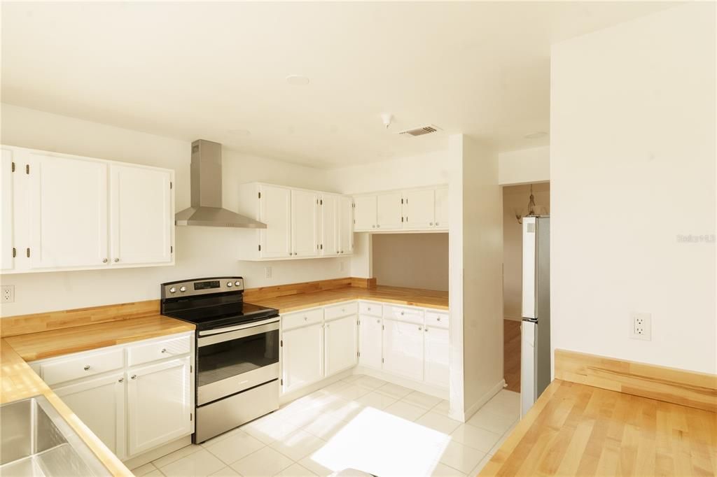 Active With Contract: $2,595 (3 beds, 2 baths, 1547 Square Feet)