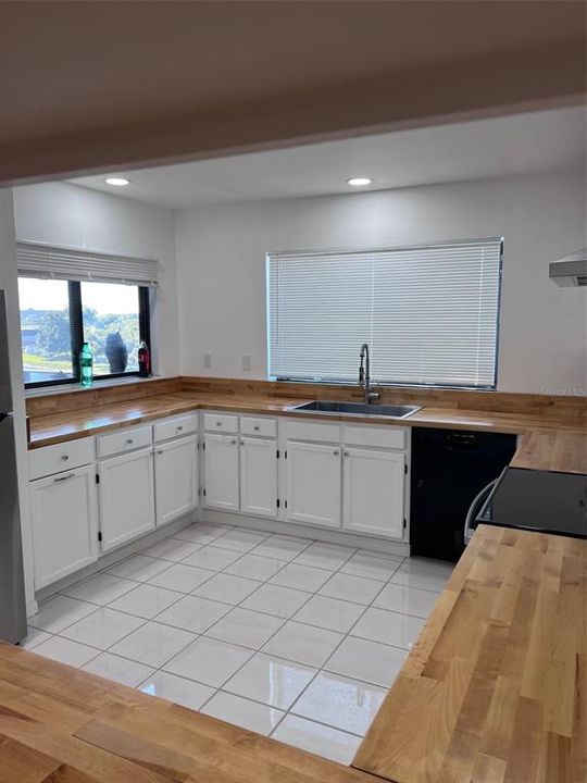 Active With Contract: $2,595 (3 beds, 2 baths, 1547 Square Feet)