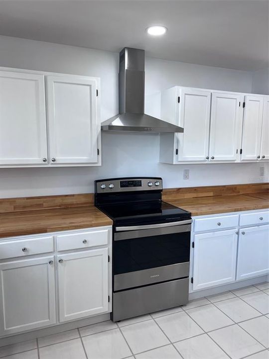 Active With Contract: $2,595 (3 beds, 2 baths, 1547 Square Feet)