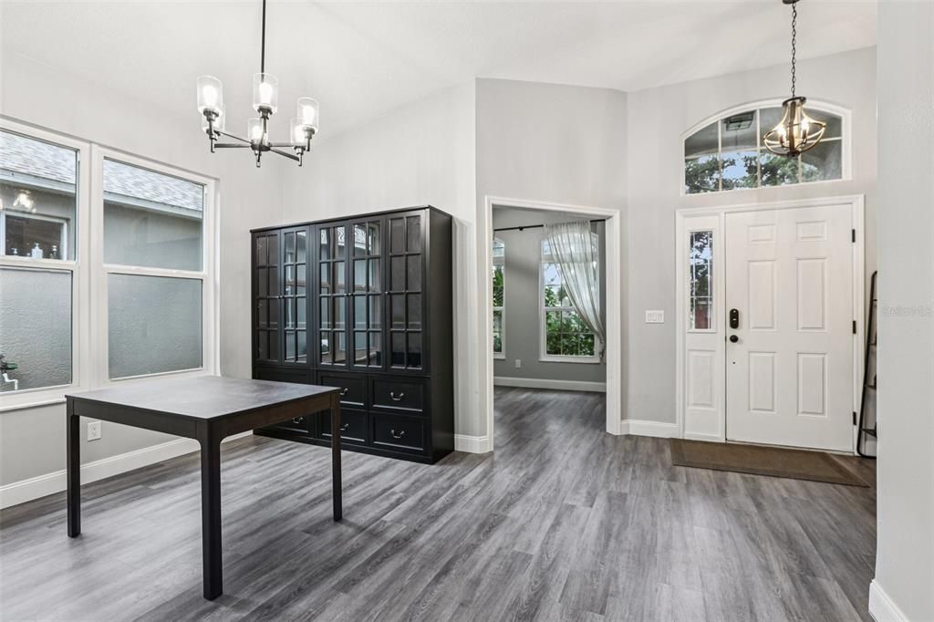 合同活跃: $380,000 (4 贝兹, 2 浴室, 2020 平方英尺)