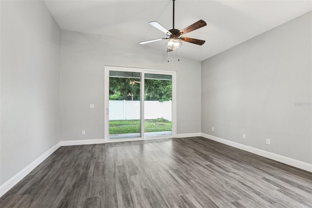 合同活跃: $380,000 (4 贝兹, 2 浴室, 2020 平方英尺)