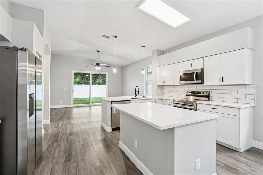 合同活跃: $380,000 (4 贝兹, 2 浴室, 2020 平方英尺)