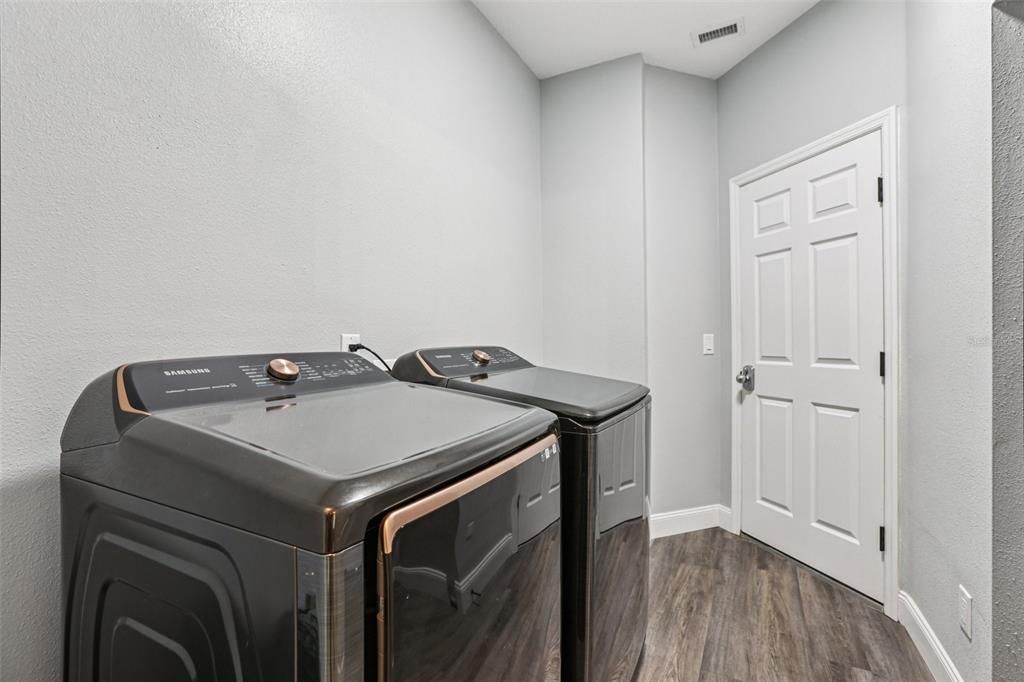 合同活跃: $380,000 (4 贝兹, 2 浴室, 2020 平方英尺)