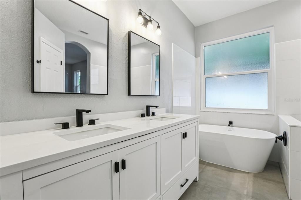 合同活跃: $380,000 (4 贝兹, 2 浴室, 2020 平方英尺)