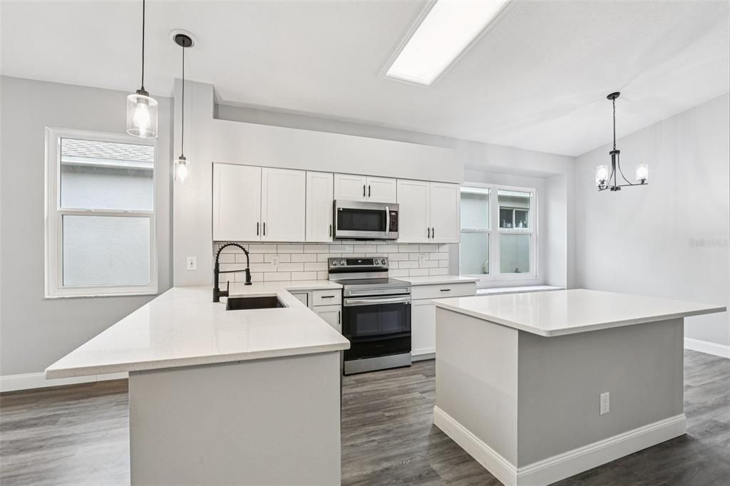 合同活跃: $380,000 (4 贝兹, 2 浴室, 2020 平方英尺)