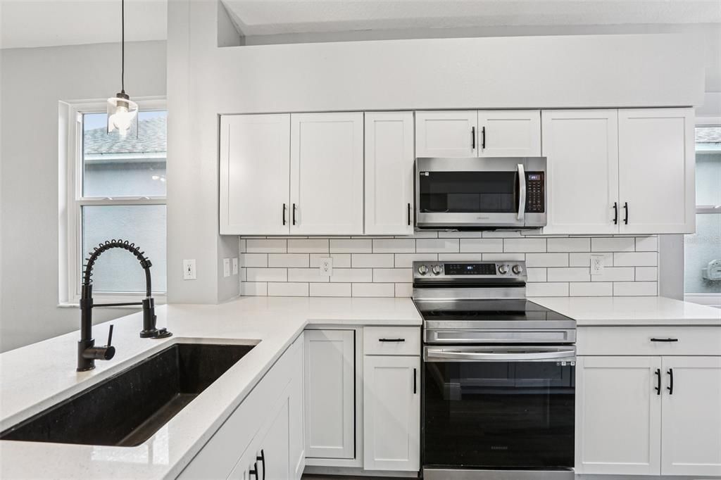 合同活跃: $380,000 (4 贝兹, 2 浴室, 2020 平方英尺)