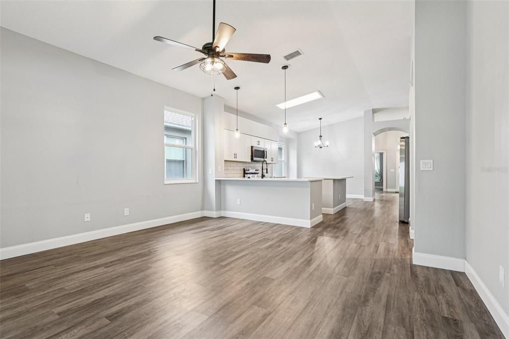 合同活跃: $380,000 (4 贝兹, 2 浴室, 2020 平方英尺)