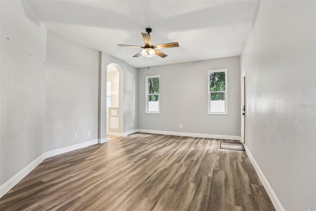 合同活跃: $380,000 (4 贝兹, 2 浴室, 2020 平方英尺)