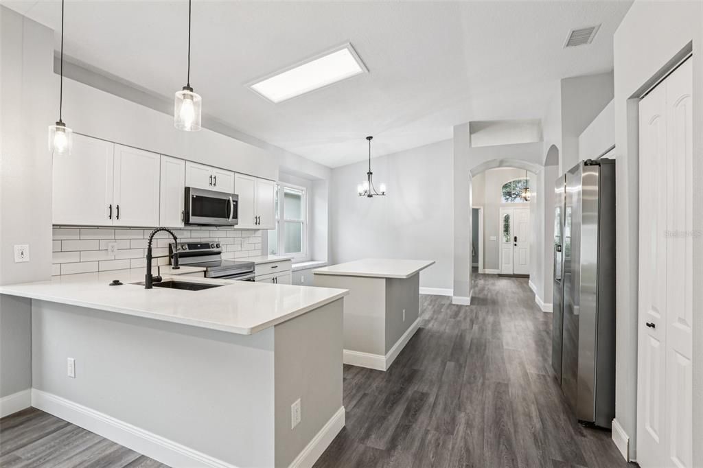 合同活跃: $380,000 (4 贝兹, 2 浴室, 2020 平方英尺)