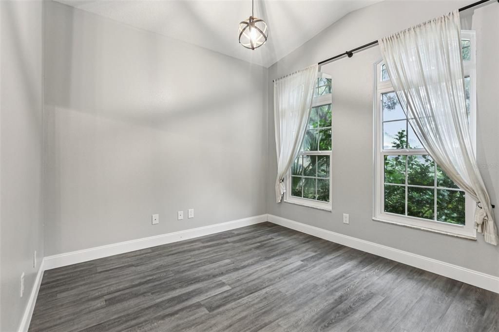 合同活跃: $380,000 (4 贝兹, 2 浴室, 2020 平方英尺)