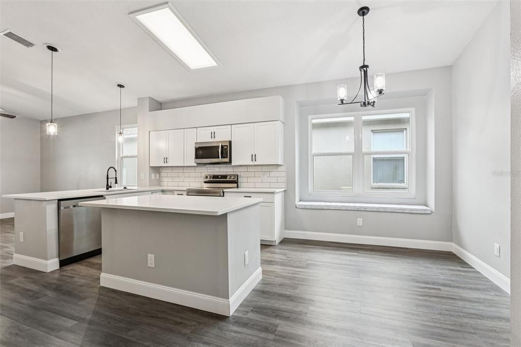 合同活跃: $380,000 (4 贝兹, 2 浴室, 2020 平方英尺)