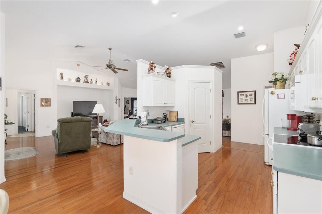 待售: $525,000 (4 贝兹, 2 浴室, 2526 平方英尺)