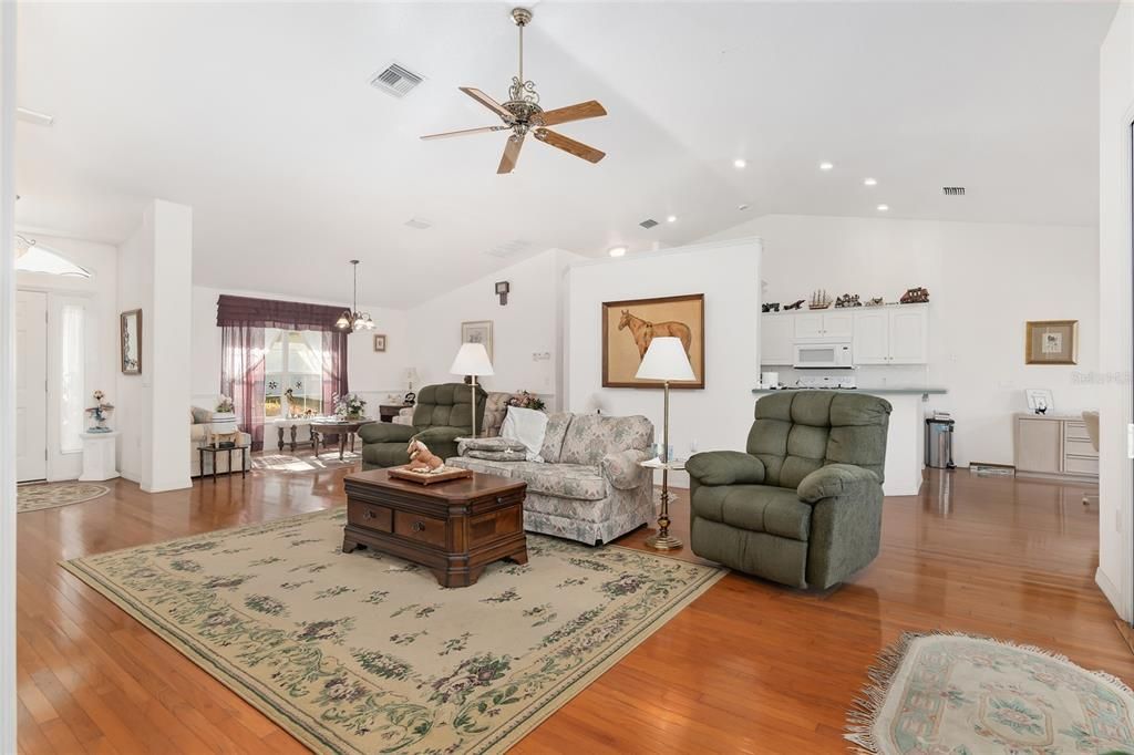 待售: $525,000 (4 贝兹, 2 浴室, 2526 平方英尺)