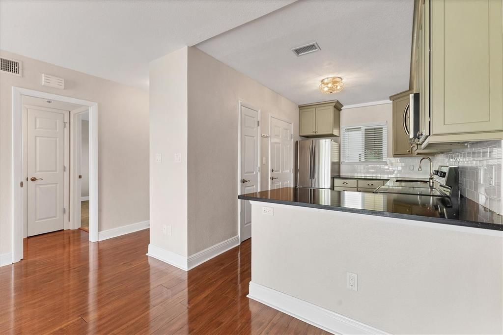 Под контрактом: $2,495 (2 спален, 2 ванн, 1109 Квадратных фут)