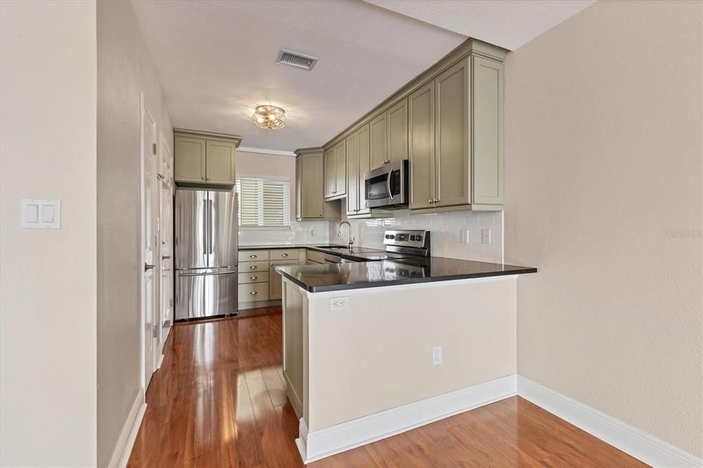 Под контрактом: $2,495 (2 спален, 2 ванн, 1109 Квадратных фут)