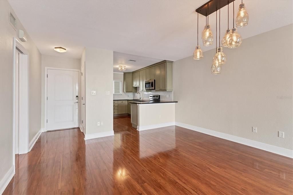 Под контрактом: $2,495 (2 спален, 2 ванн, 1109 Квадратных фут)