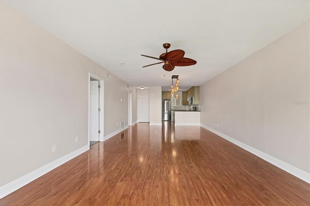 Под контрактом: $2,495 (2 спален, 2 ванн, 1109 Квадратных фут)