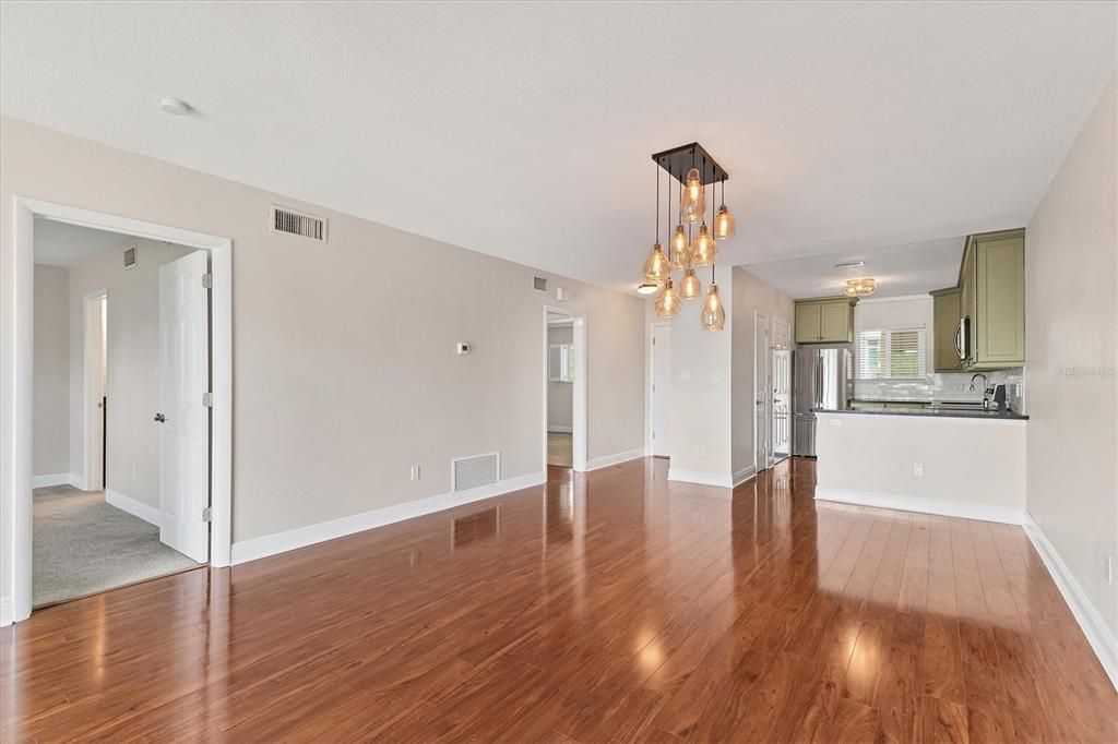 Под контрактом: $2,495 (2 спален, 2 ванн, 1109 Квадратных фут)