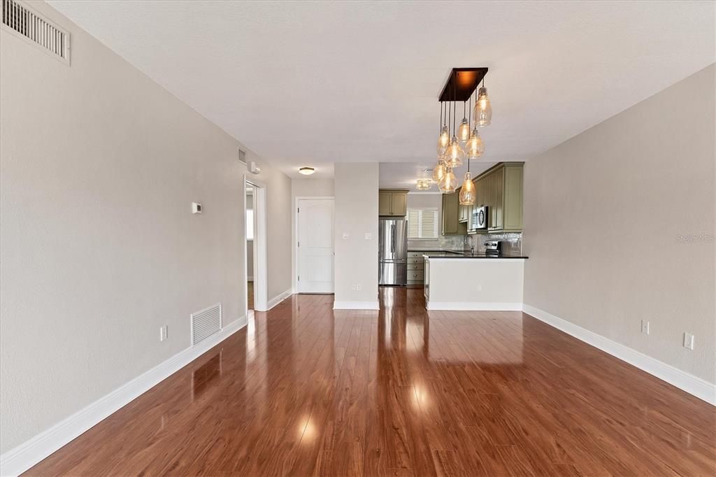 Под контрактом: $2,495 (2 спален, 2 ванн, 1109 Квадратных фут)