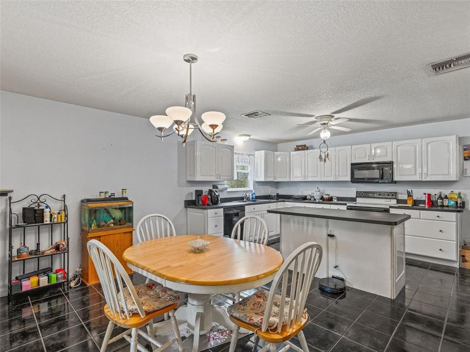 For Sale: $520,000 (2 beds, 2 baths, 1214 Square Feet)