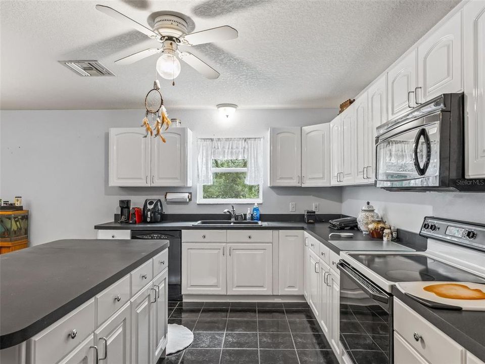 For Sale: $520,000 (2 beds, 2 baths, 1214 Square Feet)