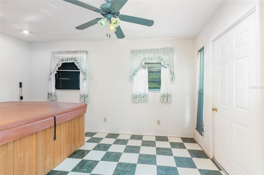 Active With Contract: $280,000 (4 beds, 1 baths, 1336 Square Feet)