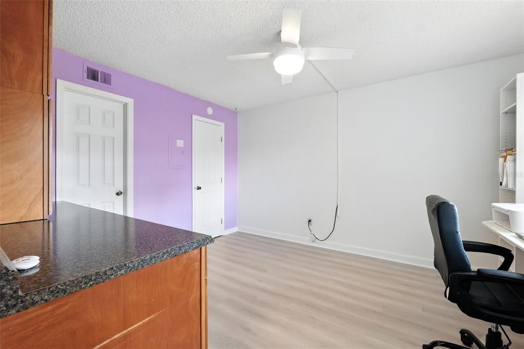 待售: $198,000 (2 贝兹, 1 浴室, 781 平方英尺)