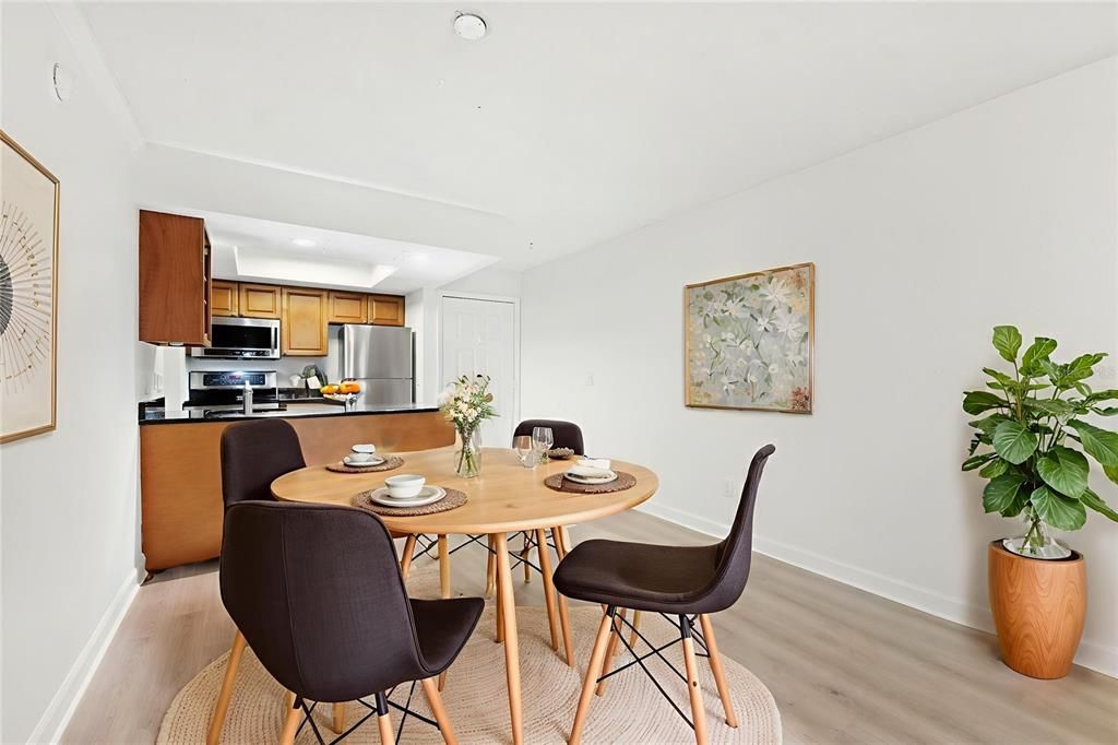 待售: $198,000 (2 贝兹, 1 浴室, 781 平方英尺)