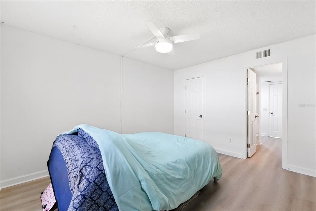 待售: $198,000 (2 贝兹, 1 浴室, 781 平方英尺)