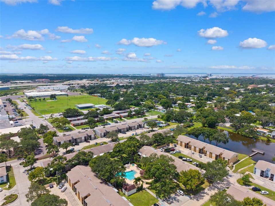 待售: $198,000 (2 贝兹, 1 浴室, 781 平方英尺)